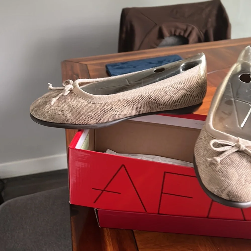 Women’s dress flats.  Good condition. - Picture 2 of 4